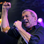 Deep Purple's Ian Gillan to Sing 'Smoke on the Water' Backed by Over 1000 Guitarists