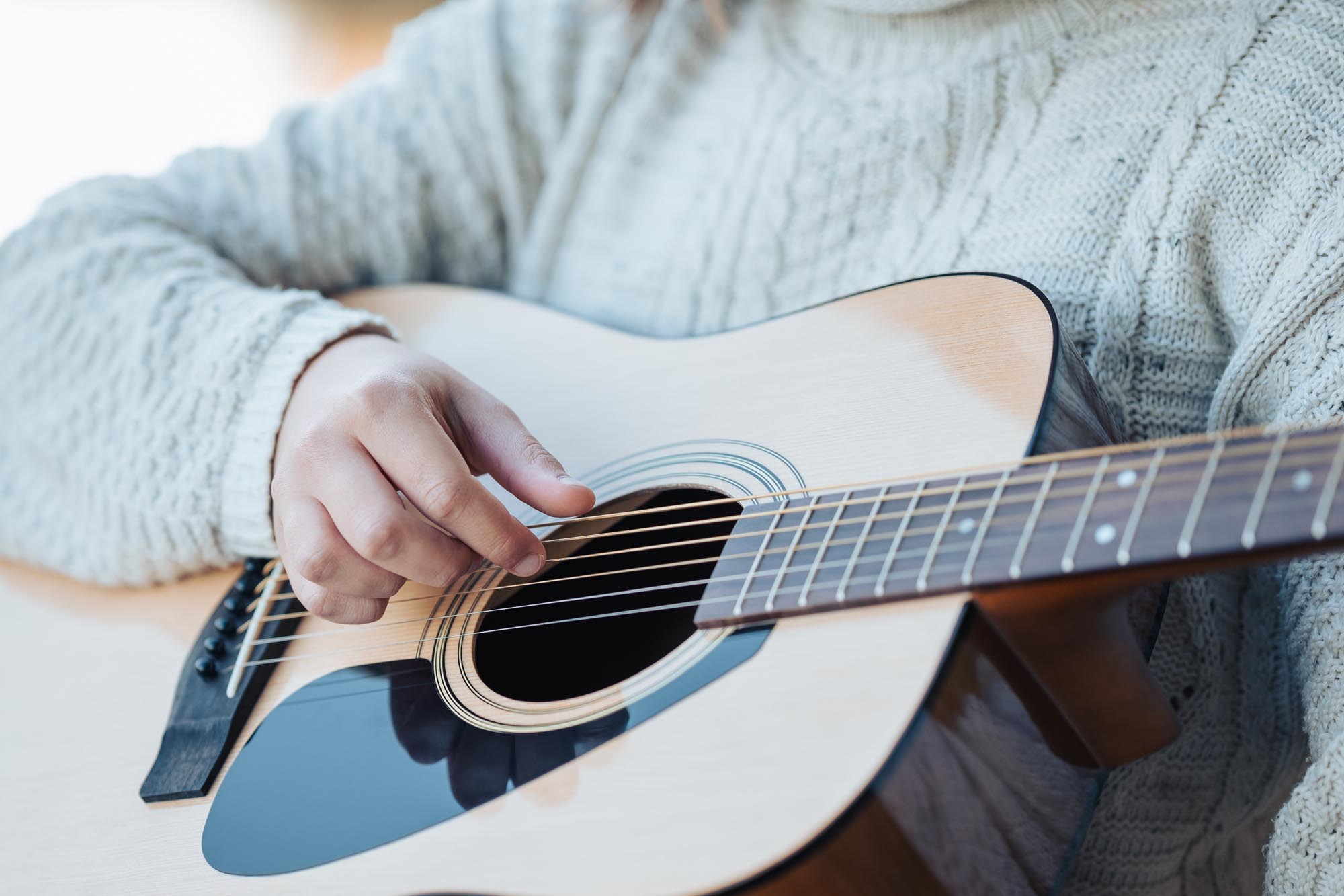 How To Strum A Guitar — Beginners Guide For Strumming A Guitar 🎸